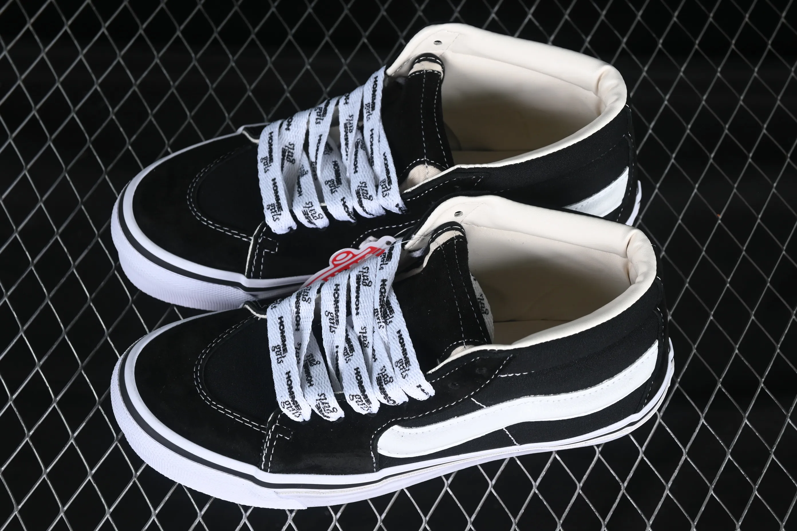 All categories Vans Vans series Vans Mid Vans China HommeGirls x Vans Sk8-Mid Fashionable and versatile mid-top casual vulcanized sneakers VN000NBNCJK